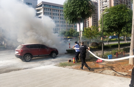 小客車發生自燃