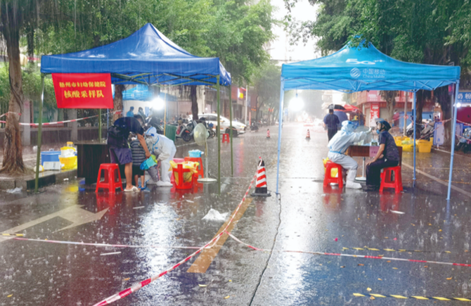 風雨中的核酸采樣現場
