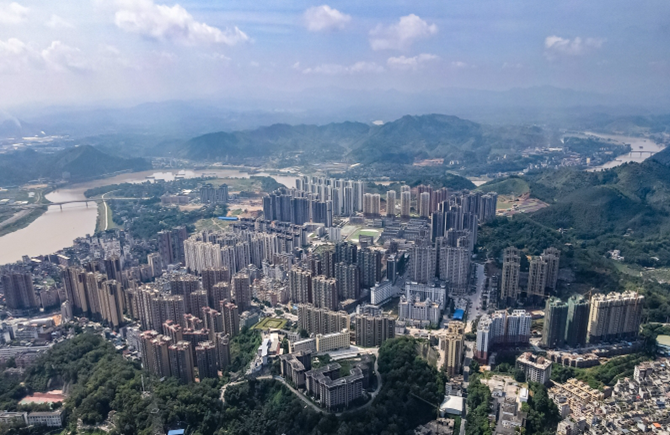 樓群依山入畫來