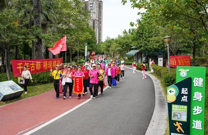 銀齡展風(fēng)采健步強(qiáng)體魄