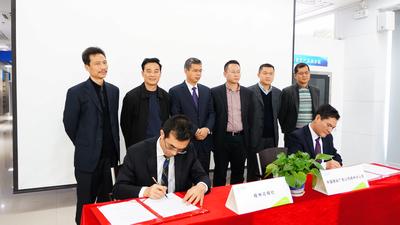 梧州日?qǐng)?bào)社、中國(guó)移動(dòng)梧州分公司代表雙方簽署戰(zhàn)略合作協(xié)議。鄭玉華/攝