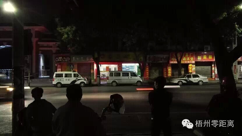 晚上11點(diǎn)后，街上的行人和車流漸漸稀少，但現(xiàn)場(chǎng)對(duì)面仍有不少群眾圍觀