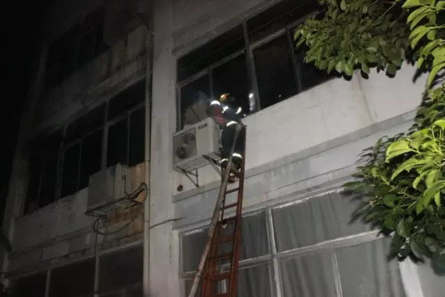 消防人員內攻滅火。梧州市消防支隊提供  