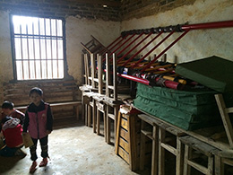因?yàn)闆](méi)有體育場(chǎng)地，社會(huì)熱心人士捐贈(zèng)的體育器材只能堆放在教室一角